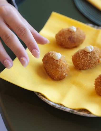 Croquettas-plate-pickup